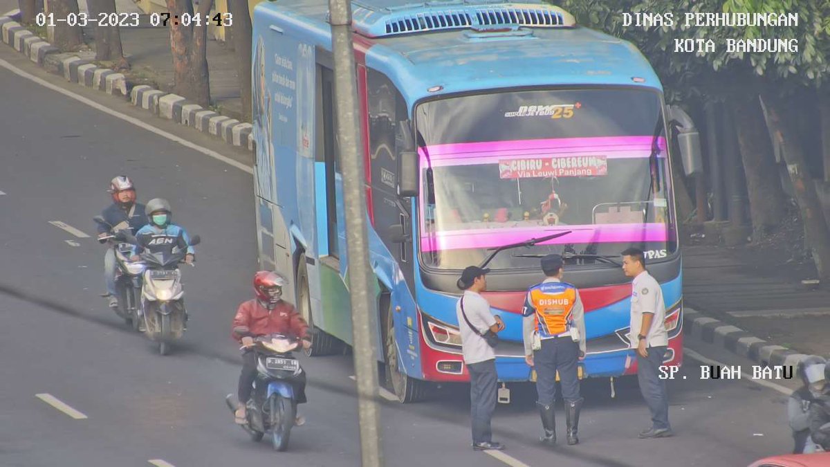 AtcsBandung's tweet photo. Hati-Hati ada Bus mogok di dekat Simpang Buah Batu dari arah Batununggal.

Sudah ada petugas dan Tim Teknisi @UPTABandung dalam perjalanan.

Pantau CCTV kami via website https://t.co/sw3wAZHwGX
 
@PRFMnews @infobdg @humasbandung_ https://t.co/nccfcLXLdi