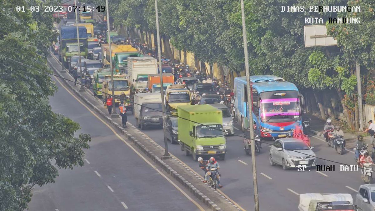 AtcsBandung's tweet photo. Hati-Hati ada Bus mogok di dekat Simpang Buah Batu dari arah Batununggal.

Sudah ada petugas dan Tim Teknisi @UPTABandung dalam perjalanan.

Pantau CCTV kami via website https://t.co/sw3wAZHwGX
 
@PRFMnews @infobdg @humasbandung_ https://t.co/nccfcLXLdi
