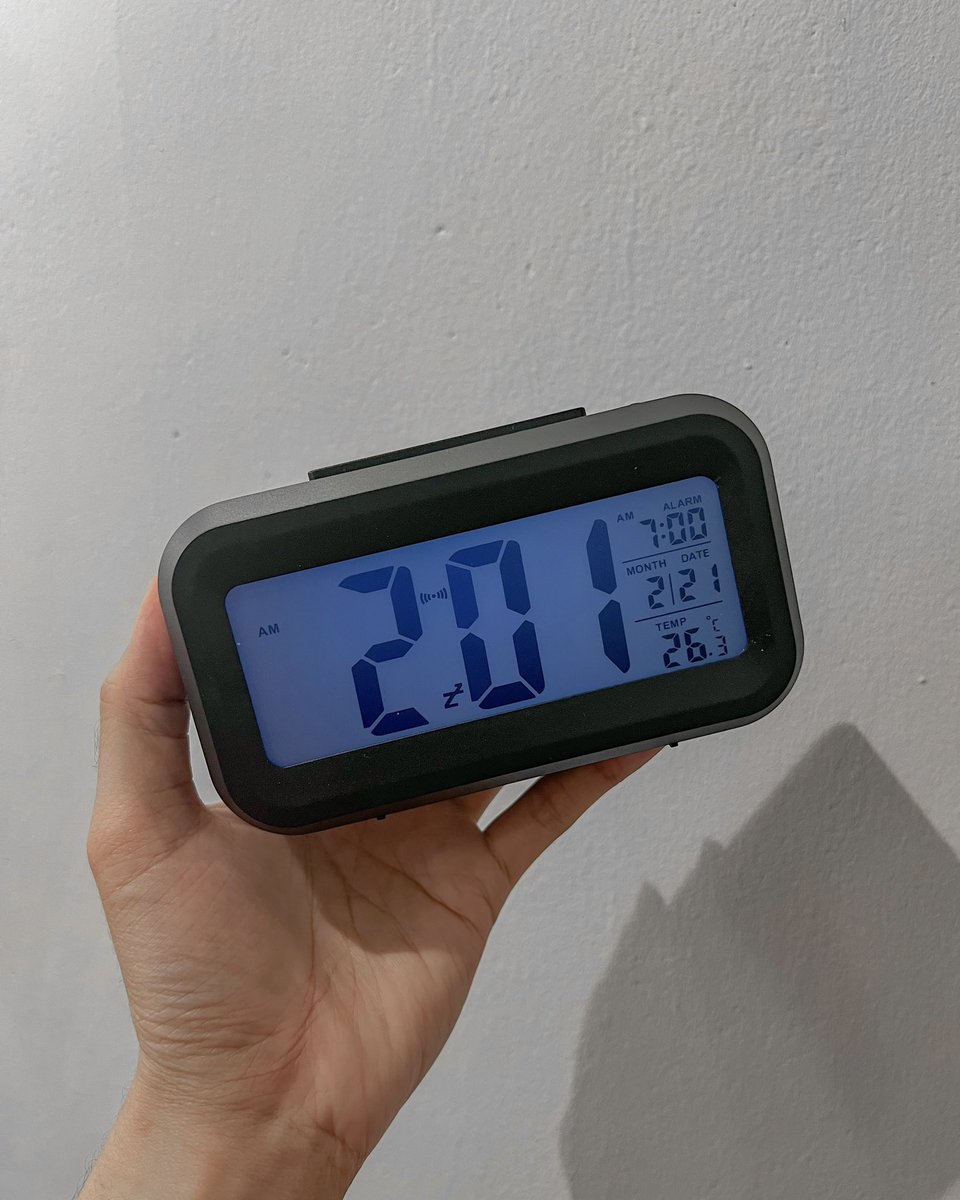 ezhrjmn's tweet photo. Antara barang function yg aku beli tahun ni.

Letak dekat sebelah katil supaya sedar diri sikit jgn bazir masa. Banyak benda nak buat 🥹

&amp; poof it work wonders, thanks to this RM9 clock. https://t.co/qJfWPu6JLj