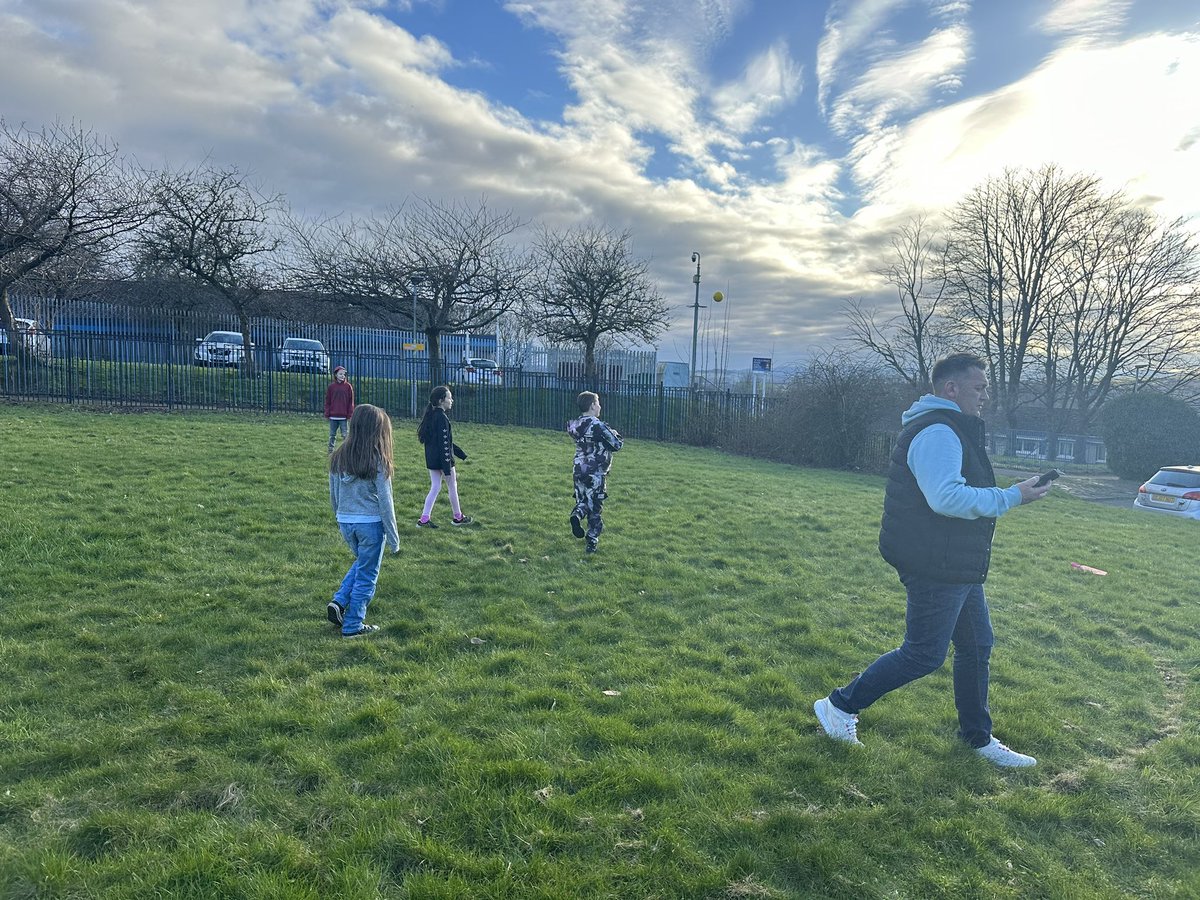 Amygibsonyw's tweet photo. Tonight at our bonhill groups with some games but most importantly everyone stepping in to help create banners n posters for our protest tomorrow to help save our youth centres and youth work against cuts from the council! No itβs no buts no cutsππΌ #youthwork #neverneededmore https://t.co/MuqIHX03FC