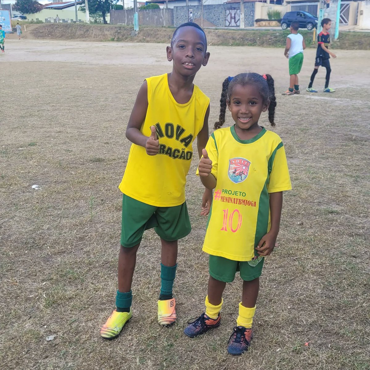 ISACATARBARRETO's tweet photo. HOJE DIA ESPECIAL, ESTIVEMOS EM @feiradesantana participando de um projeto show de bola sub8.
Obrigado @pnovageracao em nome da #paula.
Plantando que se colhe.
#MENINATBMJOGA10 #paginafutebolfeminino
#ISAZULEIKA10 #isaecatarinabarreto
#FUTEBOLFEMININO #ISAECATARINA #skills https://t.co/SpT5tXdhEz
