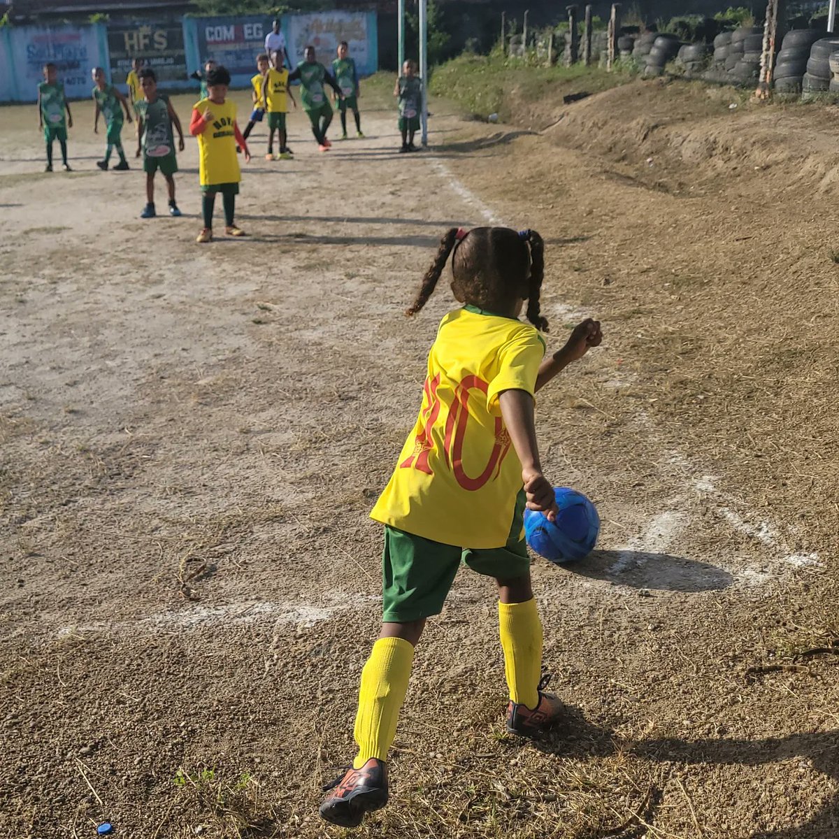 ISACATARBARRETO's tweet photo. HOJE DIA ESPECIAL, ESTIVEMOS EM @feiradesantana participando de um projeto show de bola sub8.
Obrigado @pnovageracao em nome da #paula.
Plantando que se colhe.
#MENINATBMJOGA10 #paginafutebolfeminino
#ISAZULEIKA10 #isaecatarinabarreto
#FUTEBOLFEMININO #ISAECATARINA #skills https://t.co/SpT5tXdhEz