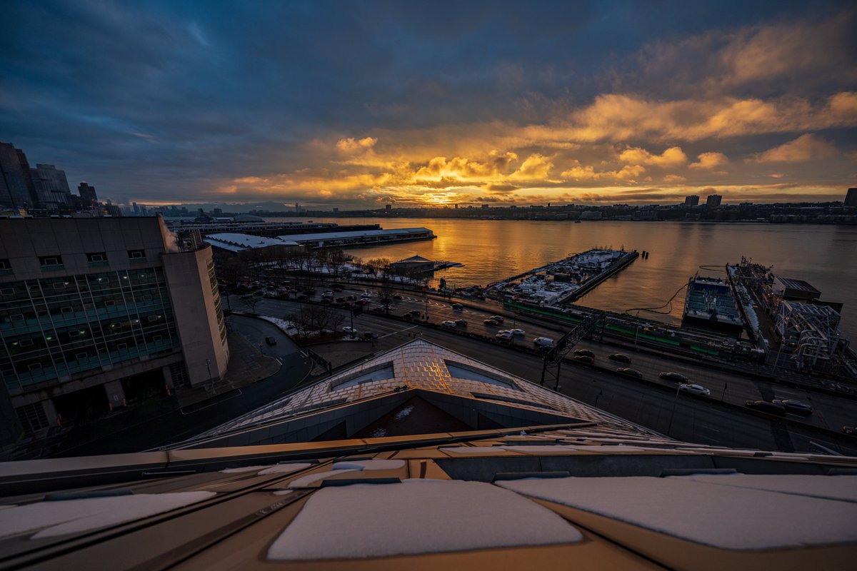 nelsonicfoto's tweet photo. Amazing difference a little bit of golden hour sunshine makes! Better late than never. First thaw 2023 #via57west #snow #sunset #hudsonriver #hudsonriverpark #westsidehighway #pier97 #nelsonchristopherala #nelsonala #sonyalpha #sonya1 #fineartphoto  #canvasprints #nycphotographer https://t.co/MSq5tOM18I