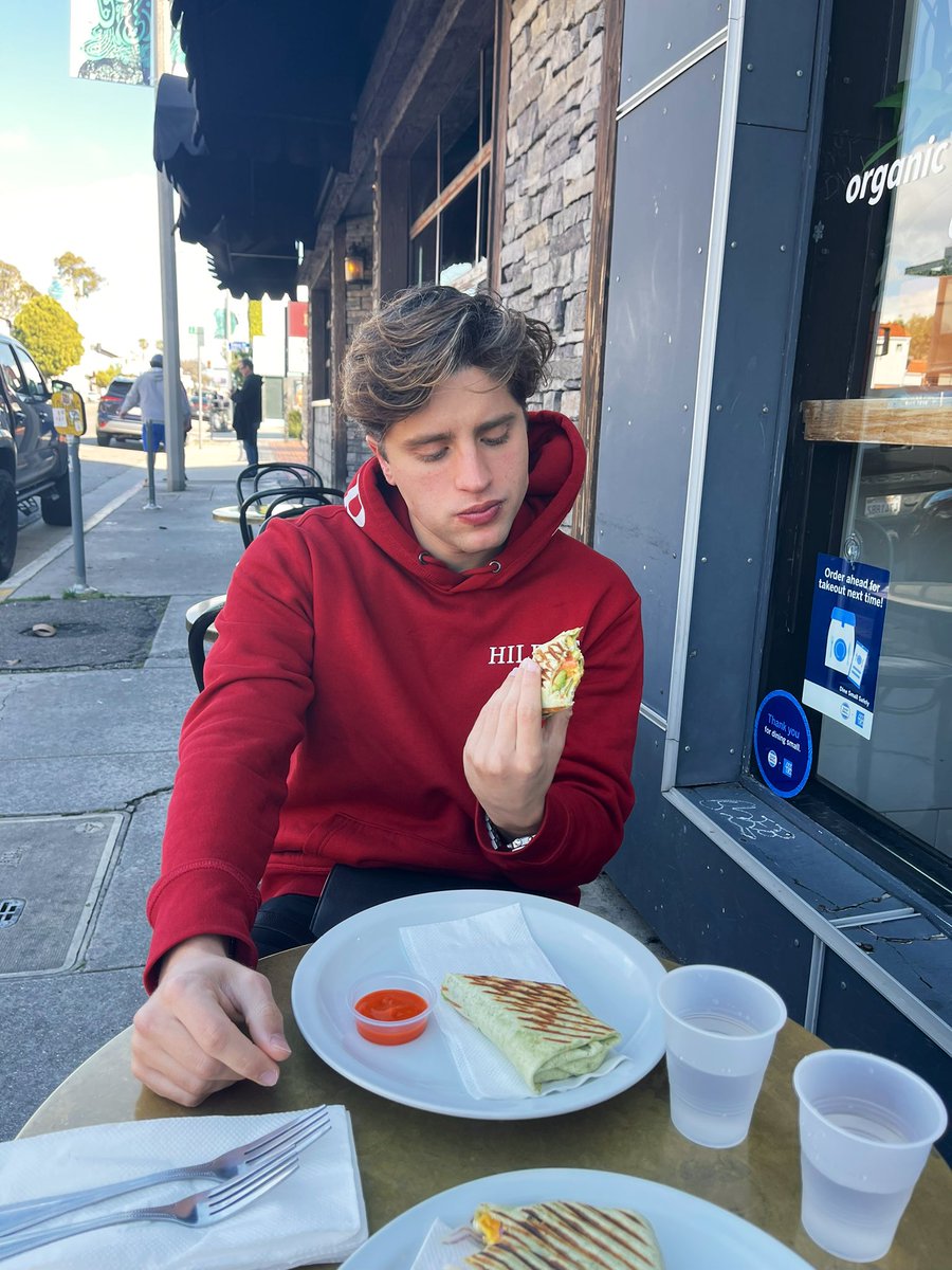 imartinezp_'s tweet photo. E y yo solíamos desayunar aquí, con 17 años y el mismo burrito, pero lo compartíamos porque no nos daba para comprar dos y otras veces no pedíamos nada. https://t.co/RAdXfpj002