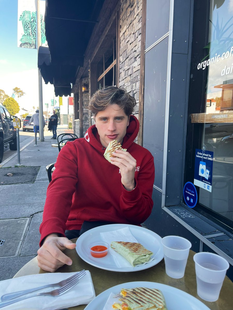 imartinezp_'s tweet photo. E y yo solíamos desayunar aquí, con 17 años y el mismo burrito, pero lo compartíamos porque no nos daba para comprar dos y otras veces no pedíamos nada. https://t.co/RAdXfpj002