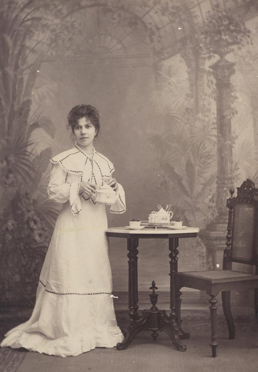 potolawas's tweet image. ⤵️⤵️⤵️
1. Vrouw met theeservice in fotostudio, Java, circa 1930.
2. Vrouw in fotostudio, Java, circa 1890s.
3. Indonesische vrouw met pajong in fotostudio, Yogyakarta, circa 1888-1892.
•
📸: Bijzondere Collecties Leiden - Johannes, C.
•
#potolawasjawa #java #javaisland