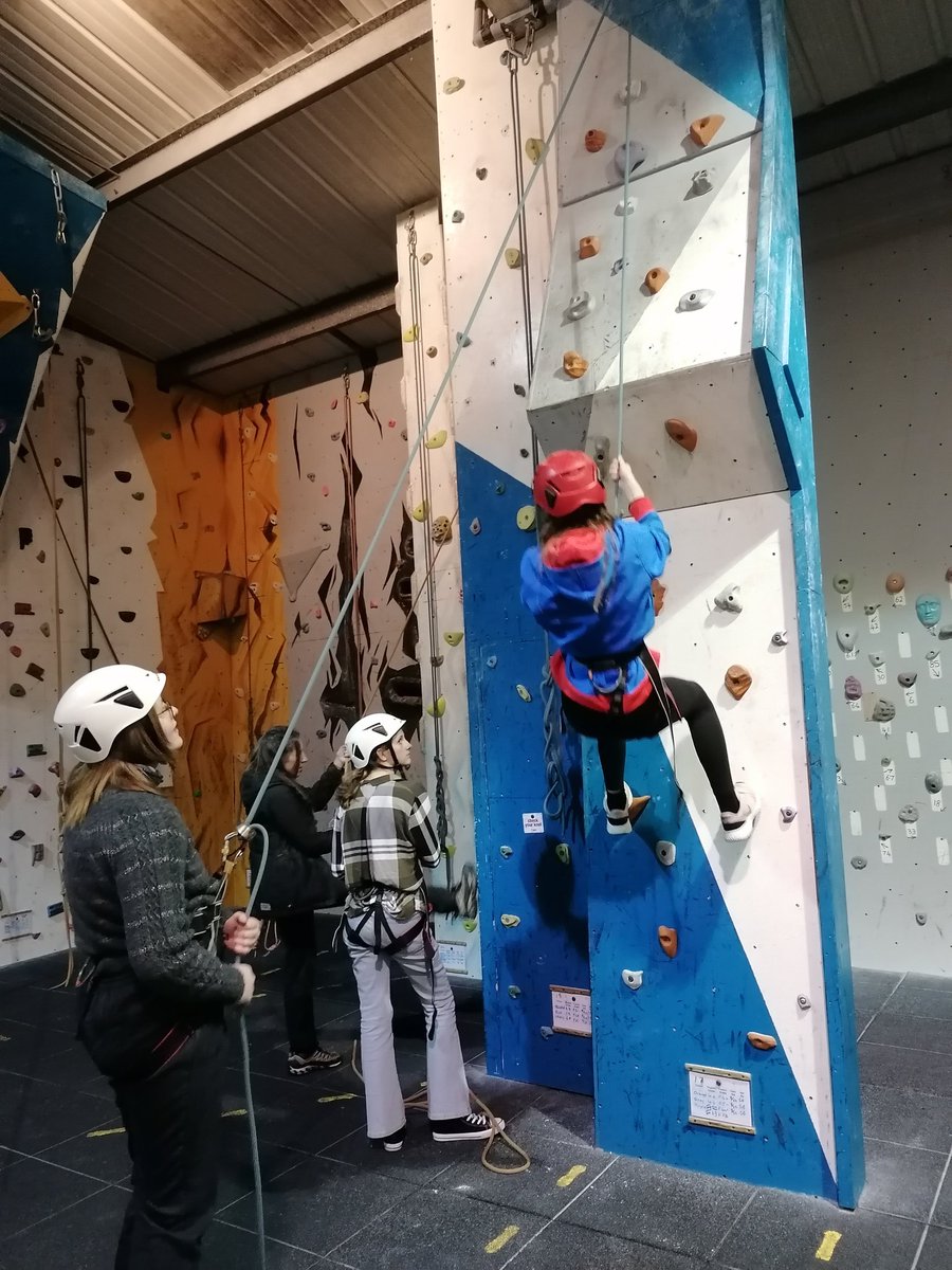 10thGuides's tweet photo. Brilliant evening #RockClimbing at Granite Planet in #Penryn! Fab mix of new skills and well practiced ones, as well as brilliant coaching shown by our more experienced climbers to the newbies 🤩 #Girlguiding #Active #ThisGirlCan https://t.co/ssjv7DmsuJ