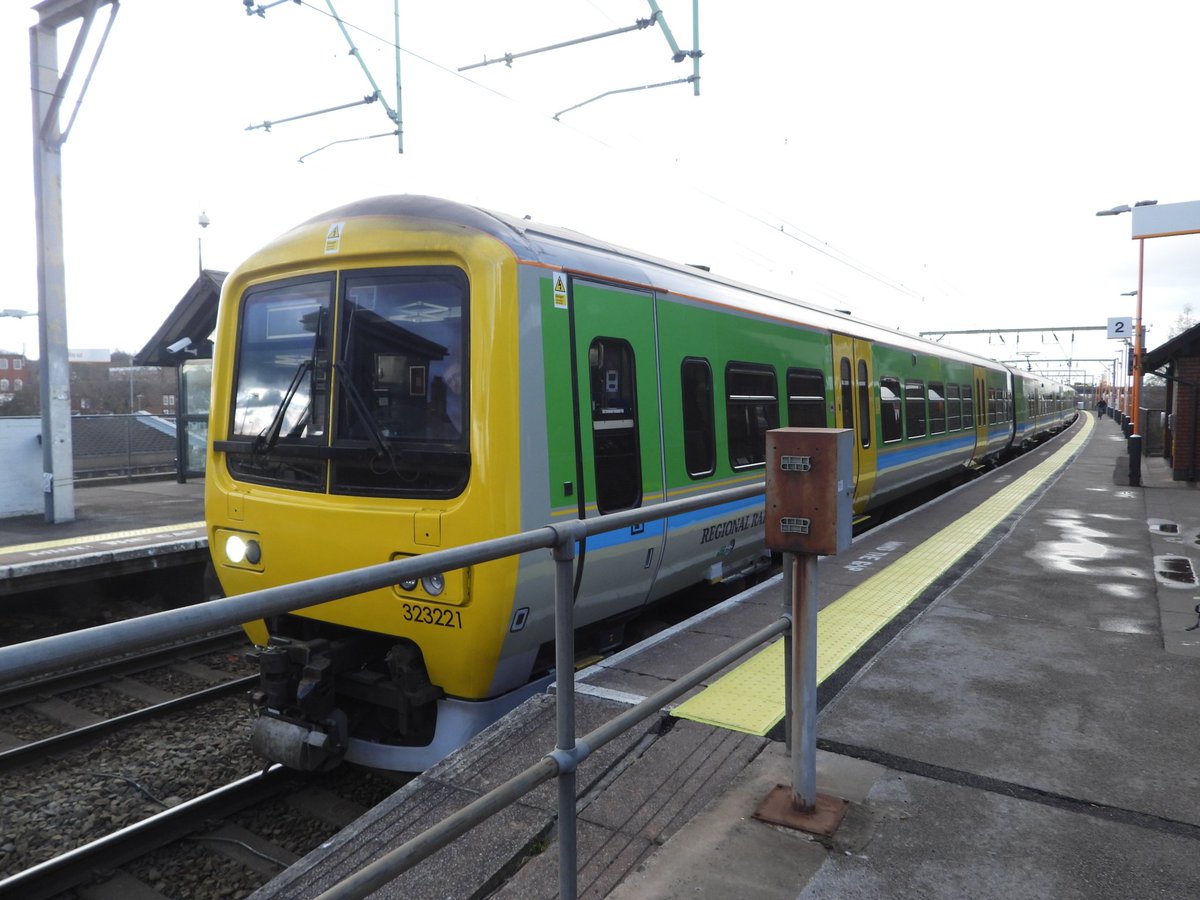 DanSpotter86's tweet image. Going Retro!!!

Regional Railways Centro Trains Livery Class 323221 with seconds to spare departs Aston bound for Bromsgrove from Litchfield Trent Valley on 22/02/23 Thank you @HunsletTheBear. #Regionalrailways #centrotrains #class323 #hunslet