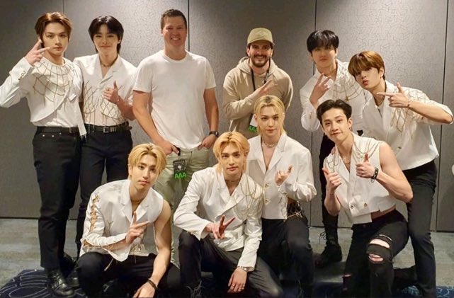 StraykidsCol_'s tweet photo. ๐ #RogerField, presidente de Live Nation Asia Pacific en Live Nation Entertainment, publicรณ una foto con #StrayKids
Cr. Skzlatamproject
#StrayKids #์คํธ๋ ์ดํค์ฆ #StrayKidsColombia https://t.co/jJxXcuOpHG