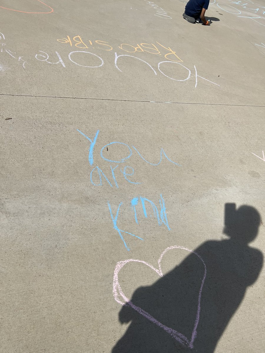 1st grade Kindness Club drew encouraging words on our court today 💛💙💛