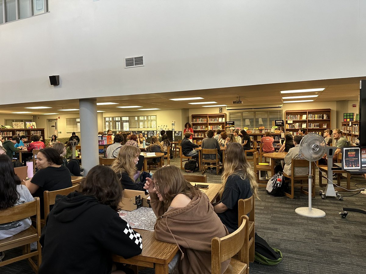 Incredible turnout for our annual BHM Poetry Reading @AISDBowie, continuing the tradition started by Ms. @BreeRolfe! @AISD_SEL_CPI #BlackHistoryMonth #BowiePride