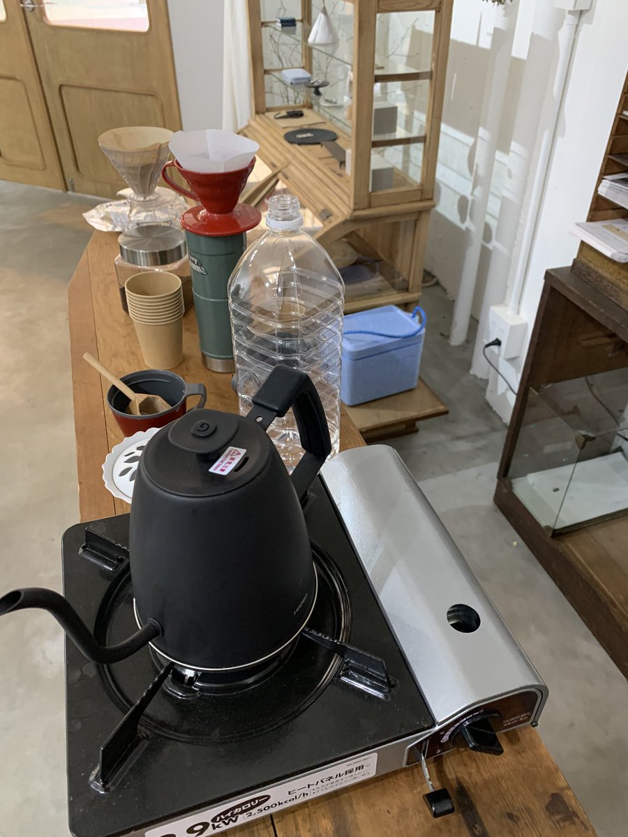 tatejun1974's tweet photo. スケールと温度計
久しぶりにこの２つなしで珈琲を淹れました
妻と知人の個展を観にいき、女子トークで盛り上がり、僕は頷き担当
時間が経ち妻が察して、珈琲淹れさせてもらえば？
ということでスタジオにあった道具で人数分をドリップ
まあまあの味わい
久しぶりにアウェイを楽しみました
#立脇珈琲 https://t.co/d4ycEMGFQW