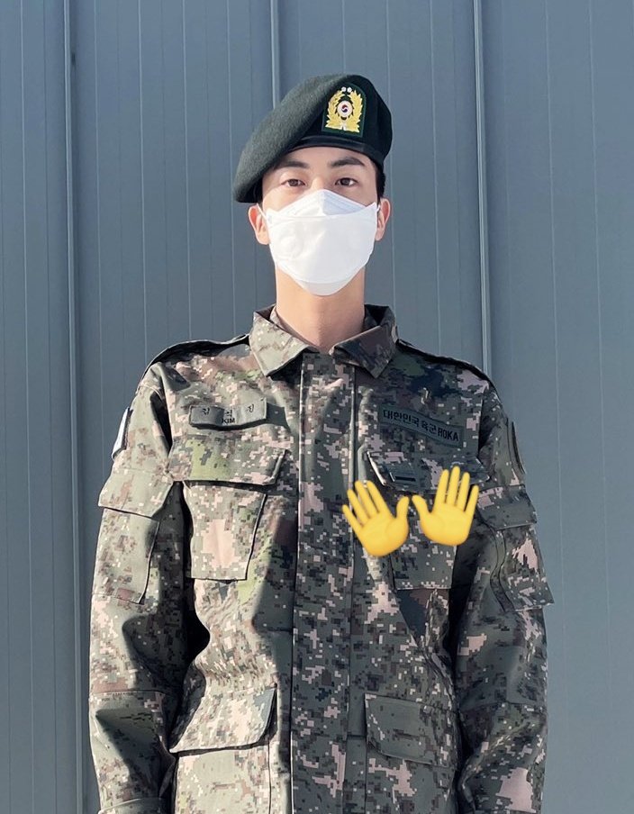 chizikook_'s tweet photo. Kabar bahagia di bulan baru!
Hari ini Jin telah dipromosikan dari private (pangkat satu) / peserta ke private first class (pangkat dua) anggota. Jadi lambang di baju jin akan diganti "dua garis"

SO PROUD OUR CAPTAIN 😭👏 https://t.co/jCBV5aR1lG