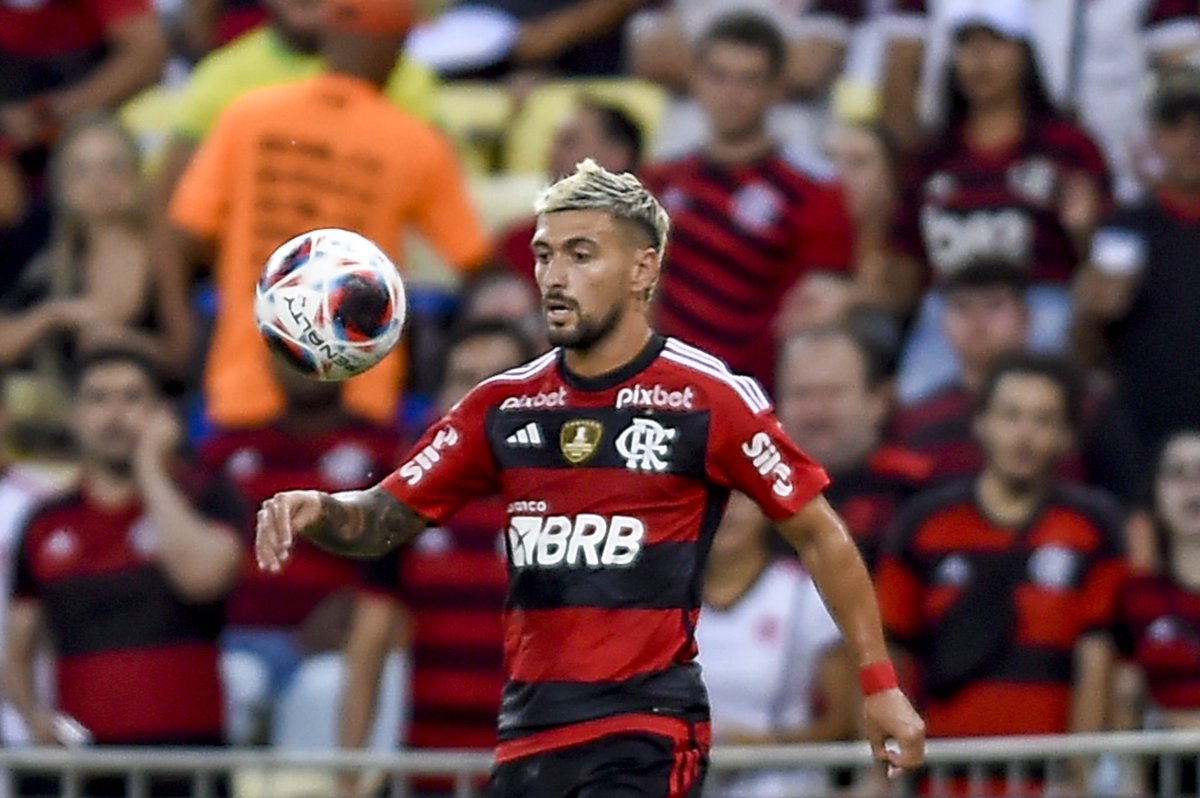 erictorres_12's tweet photo. Se fizer um gol nesta noite, Arrascaeta se junta a Bruno Henrique, Pedro e Gabigol, como os jogadores que marcaram em TODOS os torneios que o Flamengo disputou desde 2019.
O detalhe é que o meia uruguaio ainda não balançou as redes esse ano. #RecopaENM
📸 Marcelo Cortes/CRF https://t.co/isPTE0AUJs