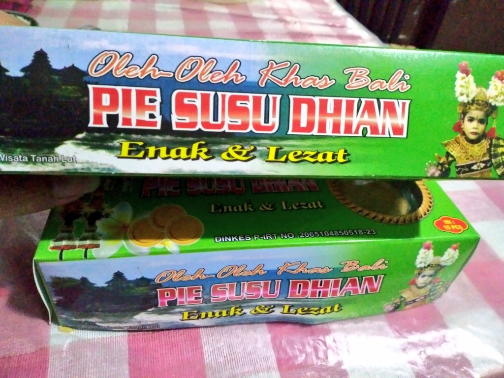 AnggaDJN's tweet photo. Oleh2 yg namanya ambigu banget.
😺: Pie Susu Dhian?
😸: Enak dan lezat https://t.co/I3KHEpD4mI
