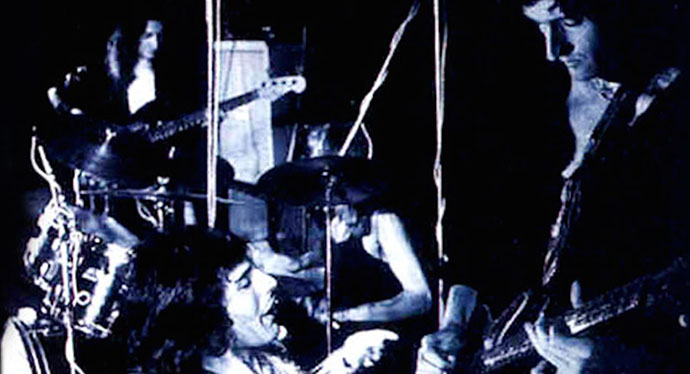 brianmaycom's tweet photo. #0TD 1 Mar @QueenWillRock HAPPY OFFICIAL BIRTHDAY🍾🍾🍾🍾
1971 #JohnDeacon became 4th Queen member;
1974 Blackpool; 1977 Phoenix; 1979 Paris;
1981 Buenos Aires.
2013 @DrBrianMay+@KerryJaneEllis1 play for Save The Tiger Fund London St Pancras Station.
MORE: https://t.co/pWaCKlOaDo https://t.co/DnSLN900Yb
