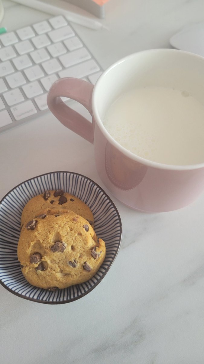 meganne_ux's tweet image. A little afternoon cookies and milk 😝 #designfuel