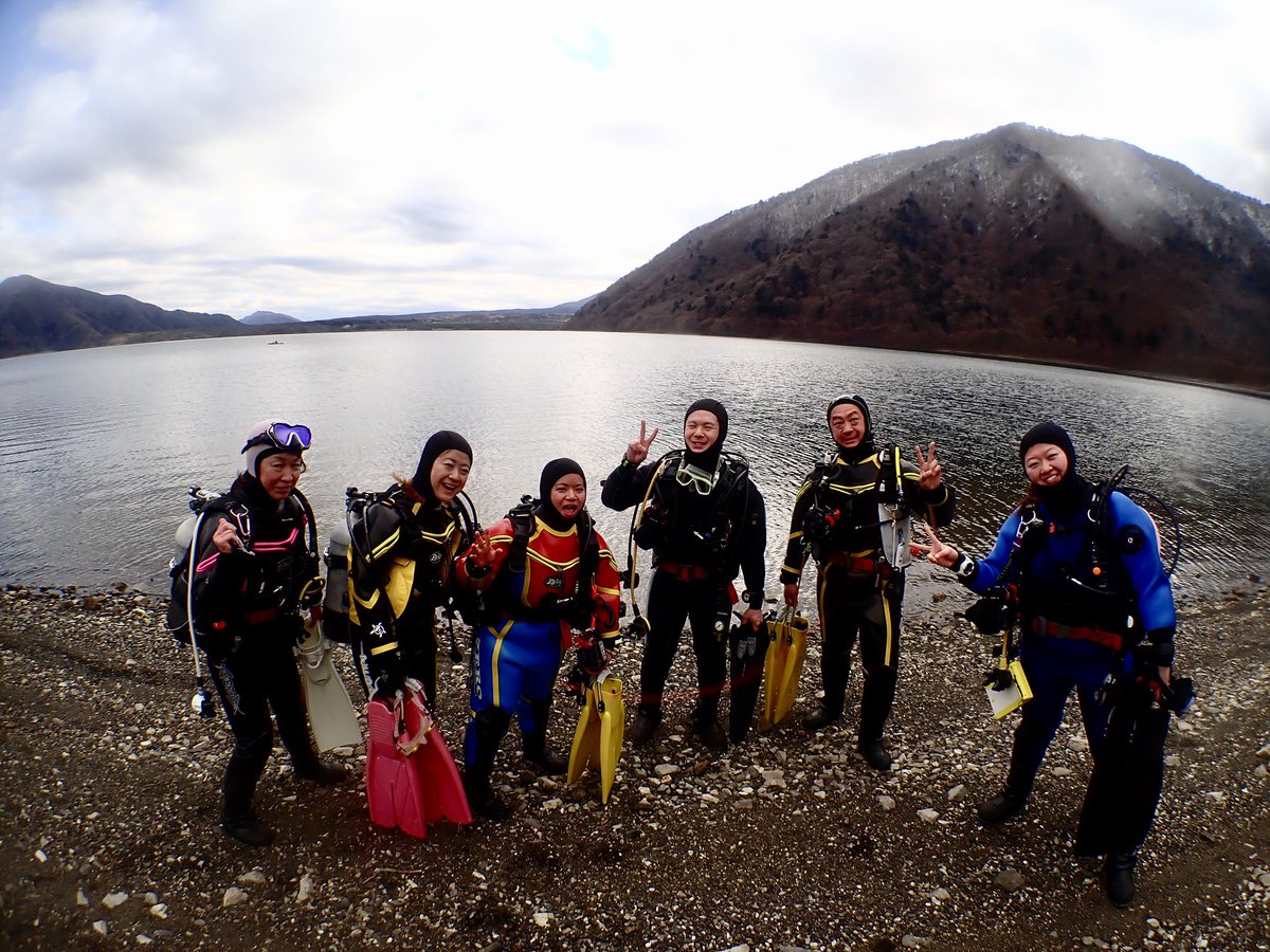 水があったらどこでも潜りたい。そこに何がいるか/あるかを、見たい、知りたい、撮りたい、シェアしたい。

そんなダイバーでいたい。死ぬまで潜りたい。死んでもあっちで潜りたい。

潜りたい。

来週はいよいよ流氷ダイビングだー。