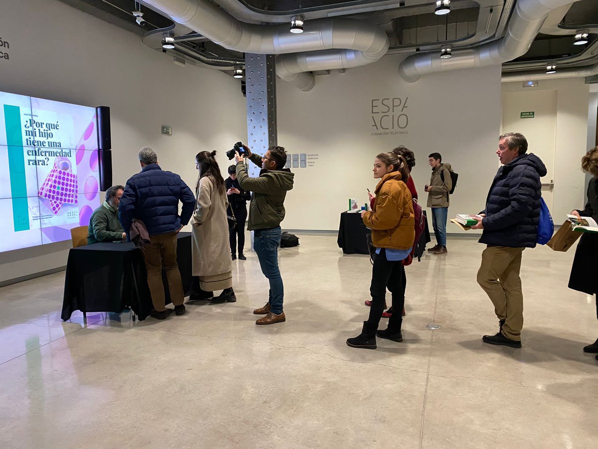 El nuevo libro “¿Por qué mi hijo tiene una enfermedad rara?” publicado por @NextDoorPublish lo firmo con bolígrafo verde 🟢 y con un gomet en forma de estrella, ✳️ verde también, haciendo honor al excelente diseño de la cubierta de <a href="/exestudi/">Ex. estudi</a> 💚
Cada libro tiene su firma peculiar