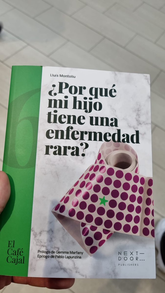 LluisMontoliu's tweet photo. El nuevo libro “¿Por qué mi hijo tiene una enfermedad rara?” publicado por @NextDoorPublish lo firmo con bolígrafo verde 🟢 y con un gomet en forma de estrella, ✳️ verde también, haciendo honor al excelente diseño de la cubierta de @exestudi 💚
Cada libro tiene su firma peculiar https://t.co/DmZmlkC8kS