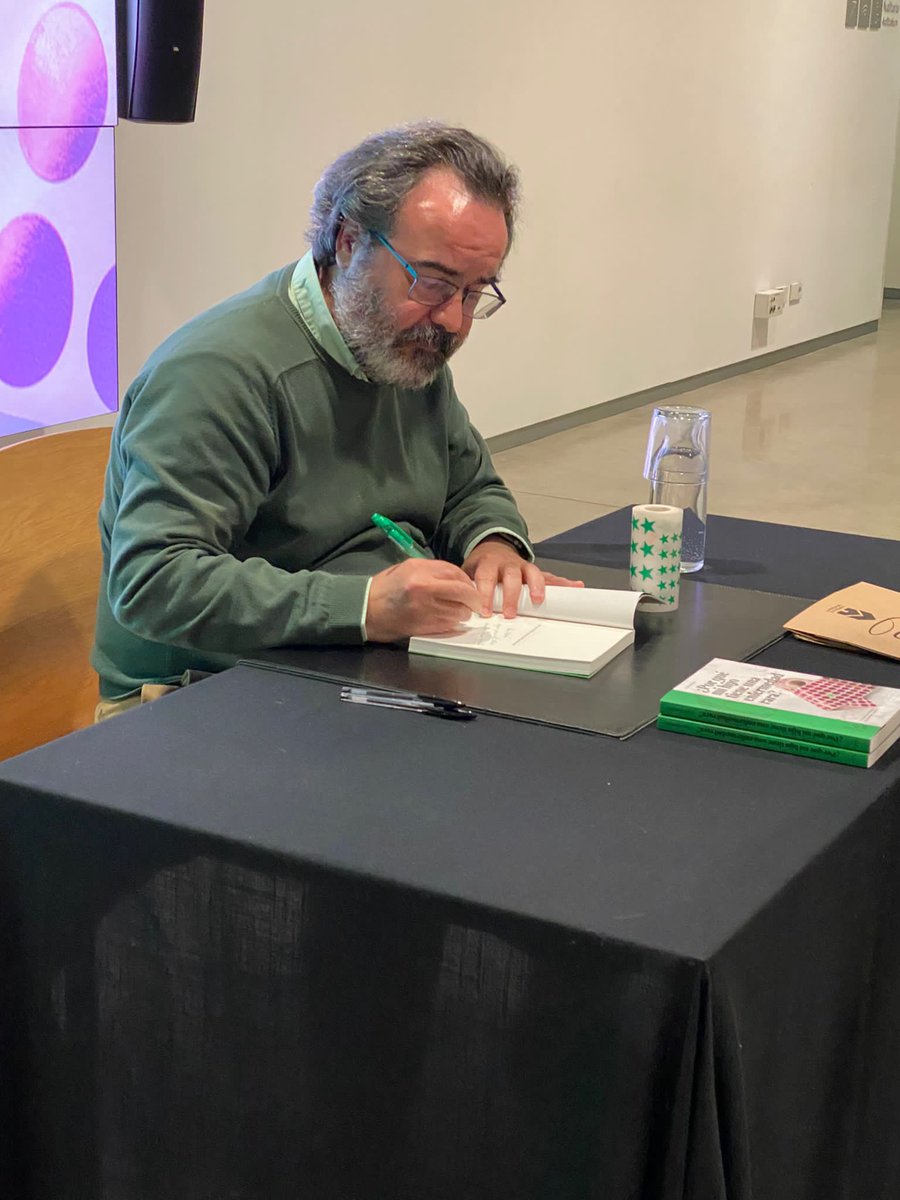 LluisMontoliu's tweet photo. El nuevo libro “¿Por qué mi hijo tiene una enfermedad rara?” publicado por @NextDoorPublish lo firmo con bolígrafo verde 🟢 y con un gomet en forma de estrella, ✳️ verde también, haciendo honor al excelente diseño de la cubierta de @exestudi 💚
Cada libro tiene su firma peculiar https://t.co/DmZmlkC8kS