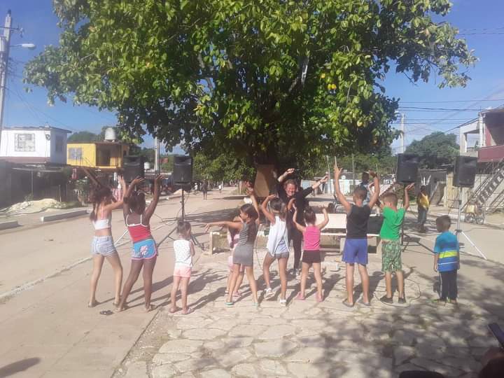 YoneideV's tweet photo. Continúan las actividades recreativas en barrios y comunidades del municipio Ciego de Ávila dándole salida al proyecto comunitario de Recreación y Tiempo Libre.
#CVACapitaLate 
#LatirAvileño
#MejoresPosible. https://t.co/0i6S5gHhkO
