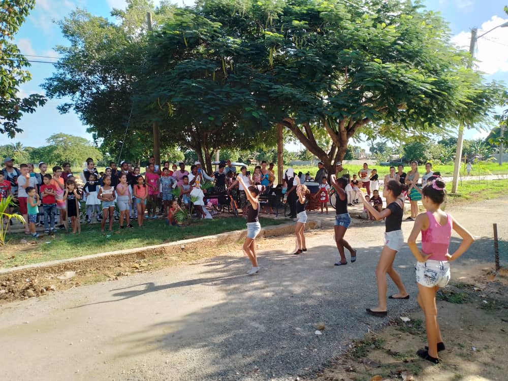 YoneideV's tweet photo. Continúan las actividades recreativas en barrios y comunidades del municipio Ciego de Ávila dándole salida al proyecto comunitario de Recreación y Tiempo Libre.
#CVACapitaLate 
#LatirAvileño
#MejoresPosible. https://t.co/0i6S5gHhkO