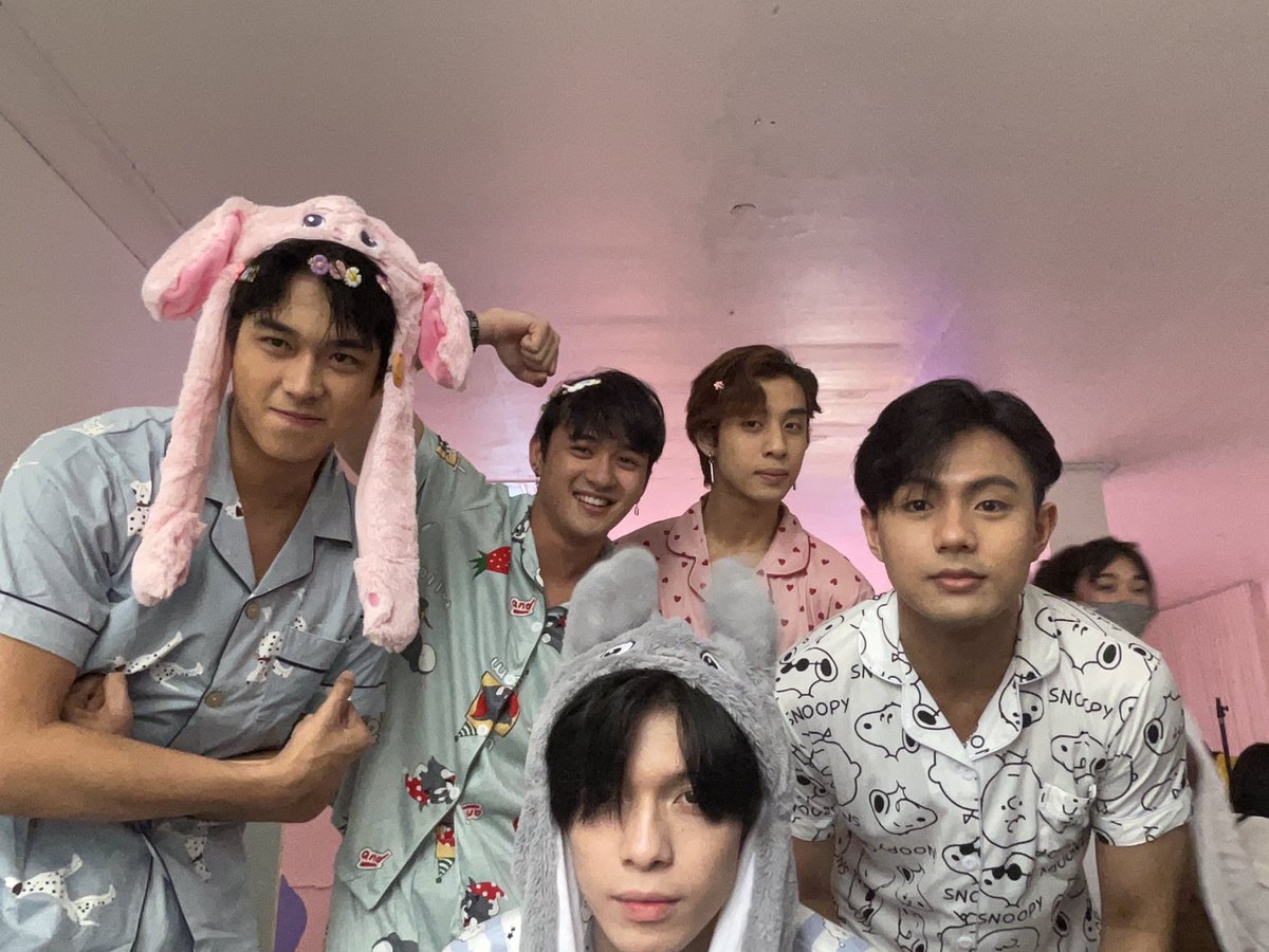 roseanneeee__'s tweet image. happy monthsary boys love you alwayss!🫶🏻

HAPPY 25TH MONTHS BGYO
#ACESelfieDay #ACESelcaDay
#BGYO @bgyo_ph