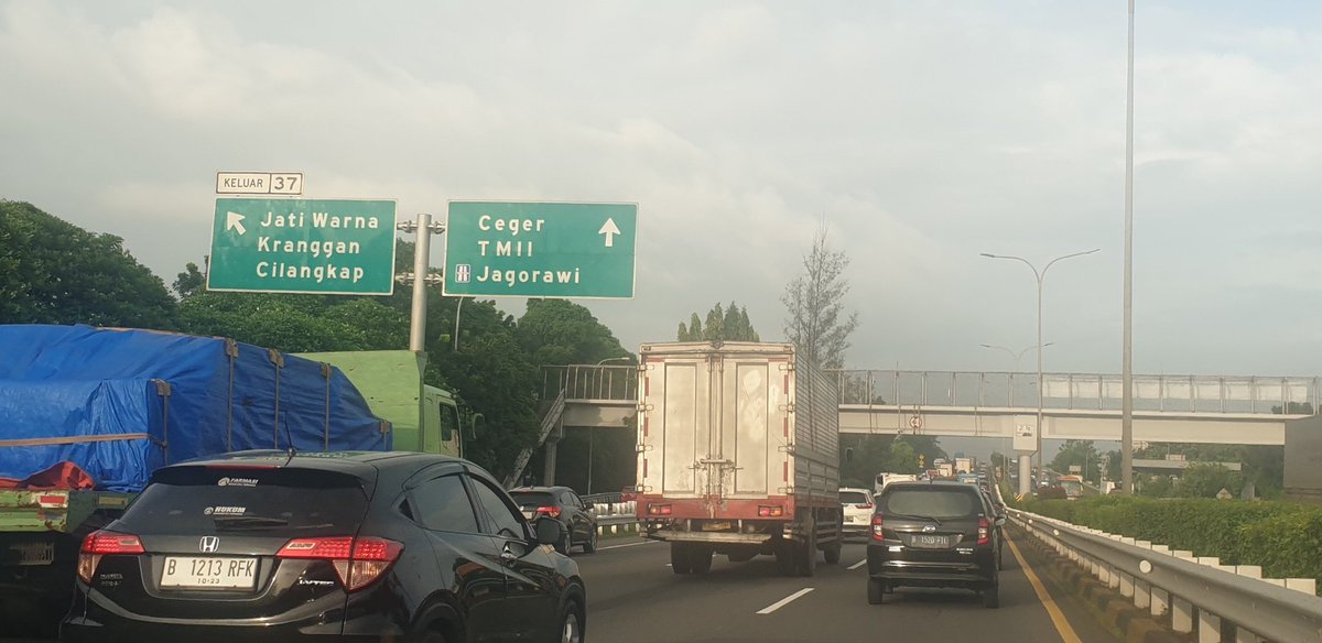 #tolJorr @hk_jorrs Jati Asih ke arah TMII/Kp.Rambutan tersendat mulai km.37/ jatiwarna.Setelah km.36 ramai lancar. #cuaca cerah berawan. <a href="/SonoraFM92/">Radio Sonora Jakarta</a> <a href="/RadioElshinta/">Radio Elshinta</a> <a href="/TMCPoldaMetro/">TMC Polda Metro Jaya</a> <a href="/lewatmana/">LewatMana.com</a>