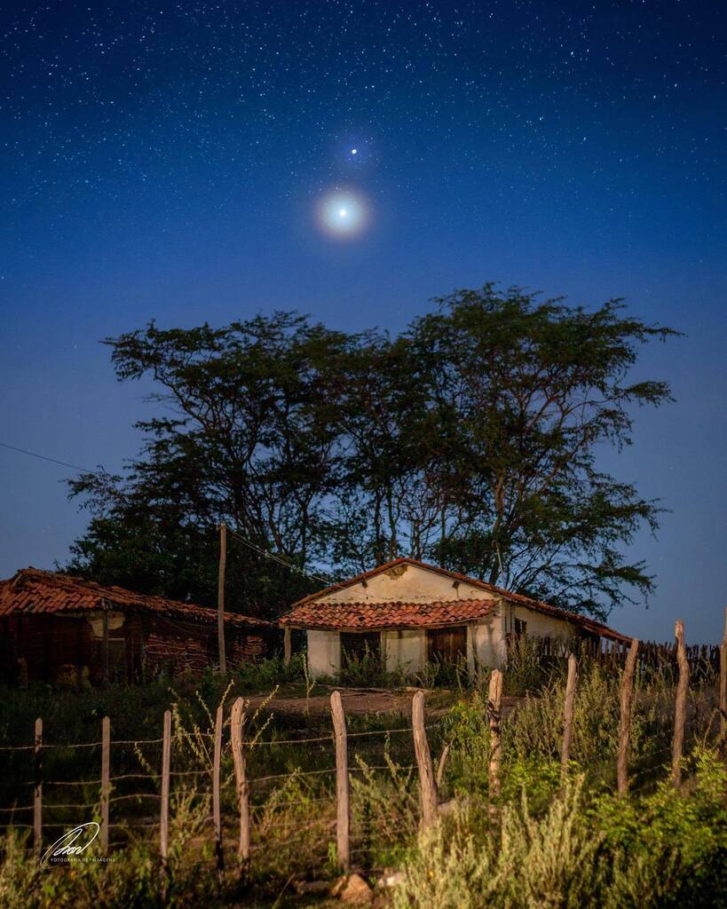 itatira's tweet photo. Hoje aconteceu mais um lindo evento astronômico, o alinhamento de Júpiter e Vênus no céu. Na boquinha da noite no interior só ouvindo o canto dos sapos e sentindo o cheirinho da carne torrada da janta, essa é a vida do sertanejo.

#Itatira #JúpterVênus #Sertão #Nordeste #Noi… https://t.co/IoA5jGjMFZ
