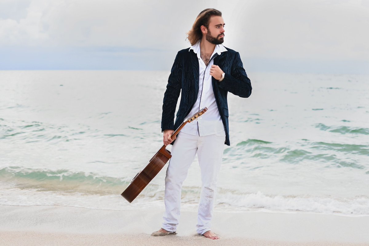 AmoryChesterton's tweet photo. Allow me to play for you 🏝🎶☀️ https://t.co/axsQAK9kfk