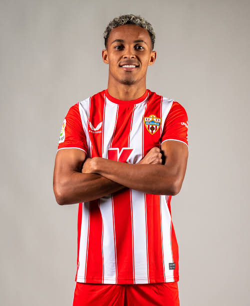 Santos_OSM's tweet photo. Cansado de ver o Flamengo comprar todos os jogadores q passaram pelo Santos, o time na Vila age no mercado e contrata o ponta esquerda Lázaro Vinicios Ex Almería. https://t.co/QXAmzdsahE