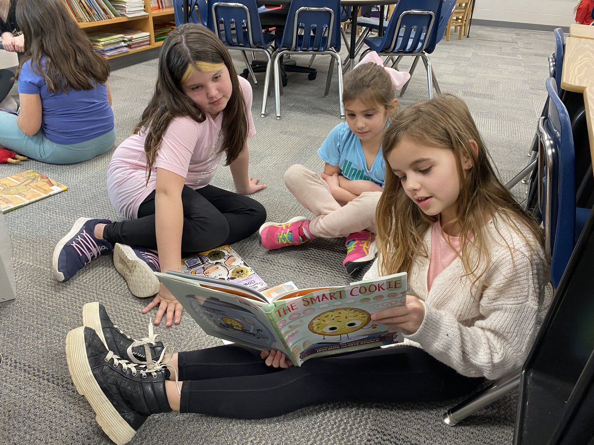 mrscrystalbell's tweet photo. Buddy reading with some awesome 1st graders today! ๐#lakeviewvikes #SCRAA @lisa_paben @ShellCreekVikes https://t.co/QZVqeuVC7U