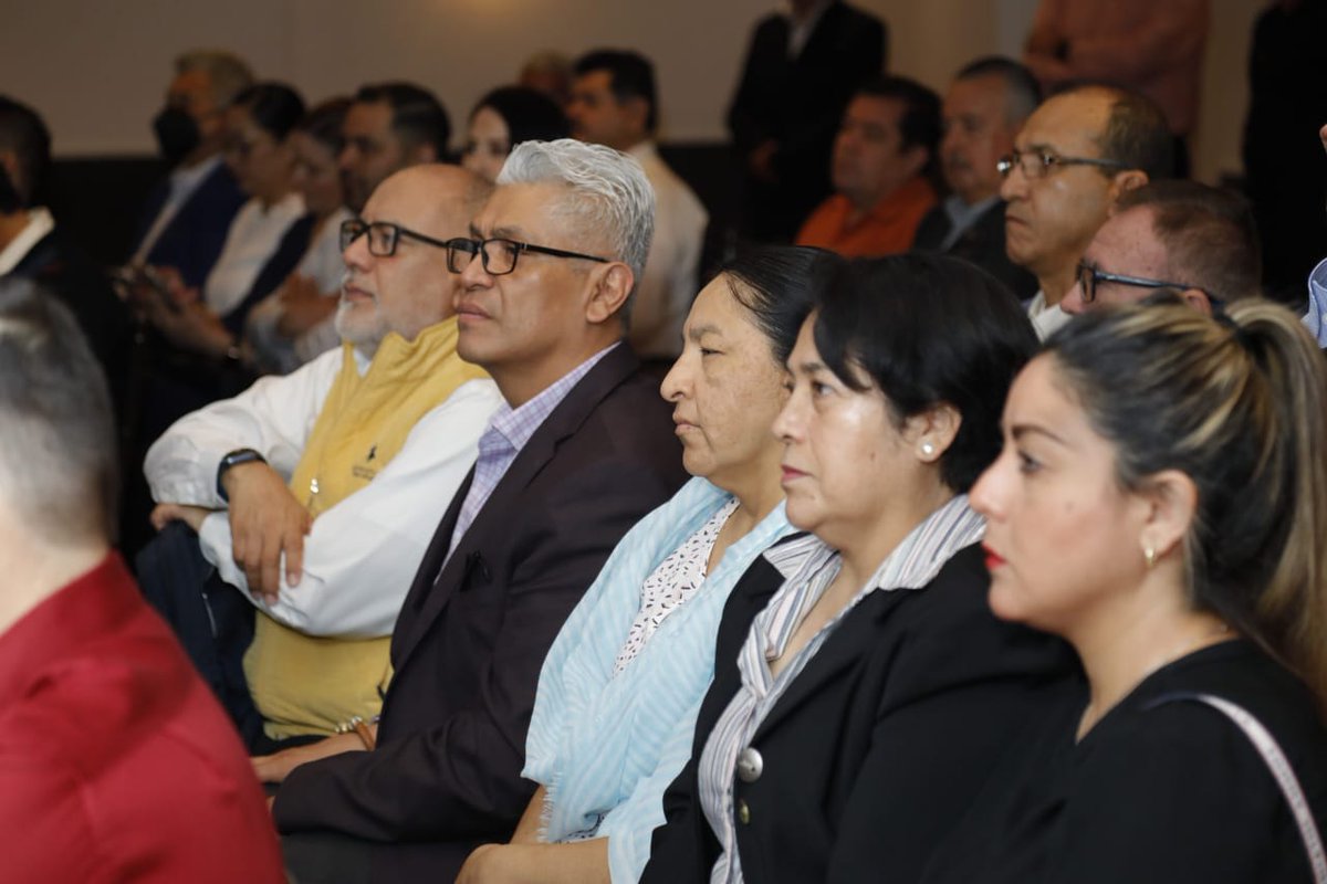 La secretaria de Educación <a href="/SofialeticiaM/">Sofialeticia Morales</a> encabezó la reunión con evaluadores, investigadores, docentes y autoridades, quienes conforman el Comité de Pares Académicos para la evaluación de los documentos de la planeación de la EDINEN