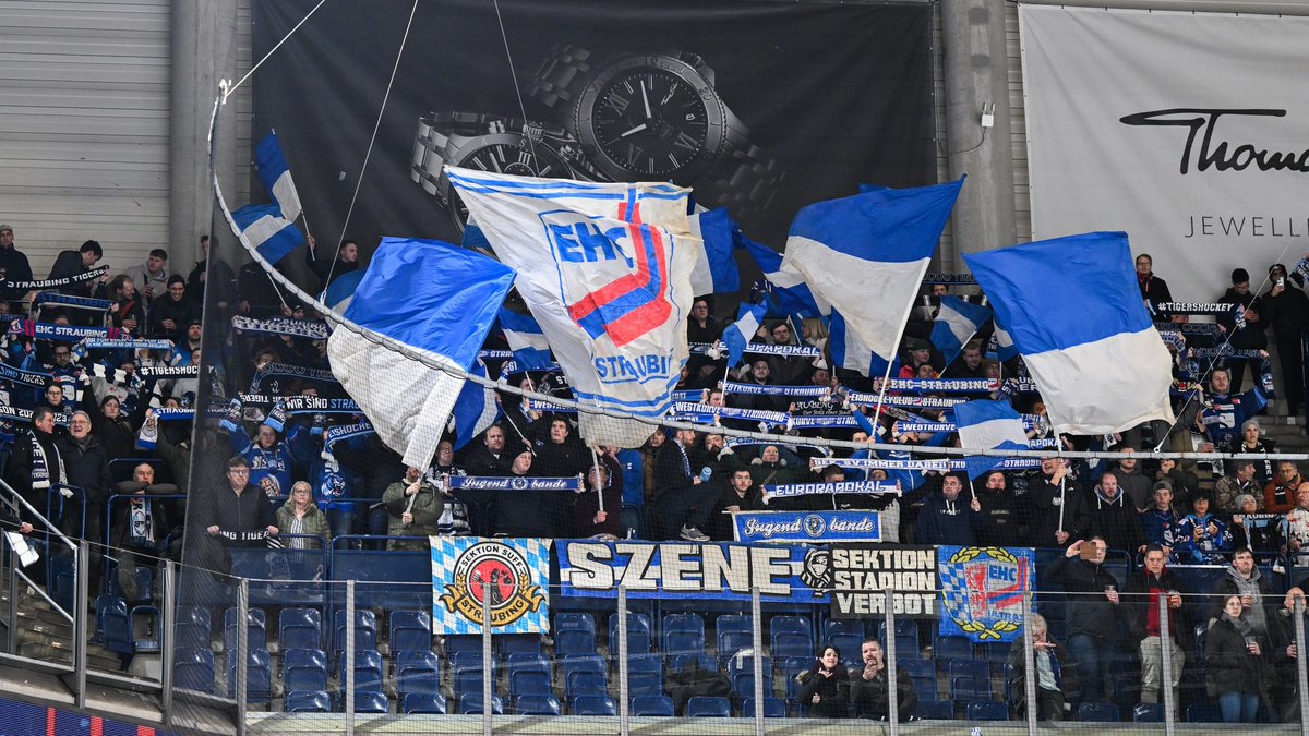 srtigersfans's tweet photo. Schöne Bilder von den @straubingtigers aus Nürnberg! Auch heute unterstützen zahlreiche Fans die Tigers auswärts!
#NITvsSTR | #NITSTR #tigershockey #straubing #pennydel https://t.co/GeiB9ZtlTa