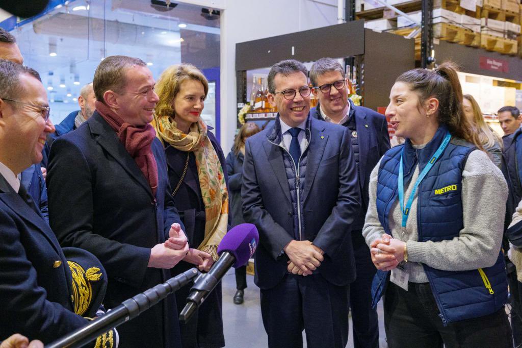PeltierPascal's tweet photo. Honoré de la visite ce matin à METRO de Nanterre, d’@olivierdussopt Ministre du Travail. L’occasion de lui partager les particularités de notre métier de grossiste au service des restaurateurs du pays et nos actions sociales en terme de partage de la valeur https://t.co/4dj8w3v7Wl
