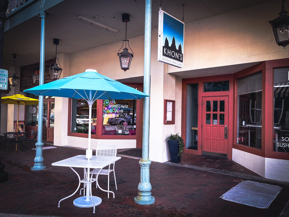 current_lux's tweet photo. The Helux cafe in its natural environment. https://t.co/28eeJoESGh