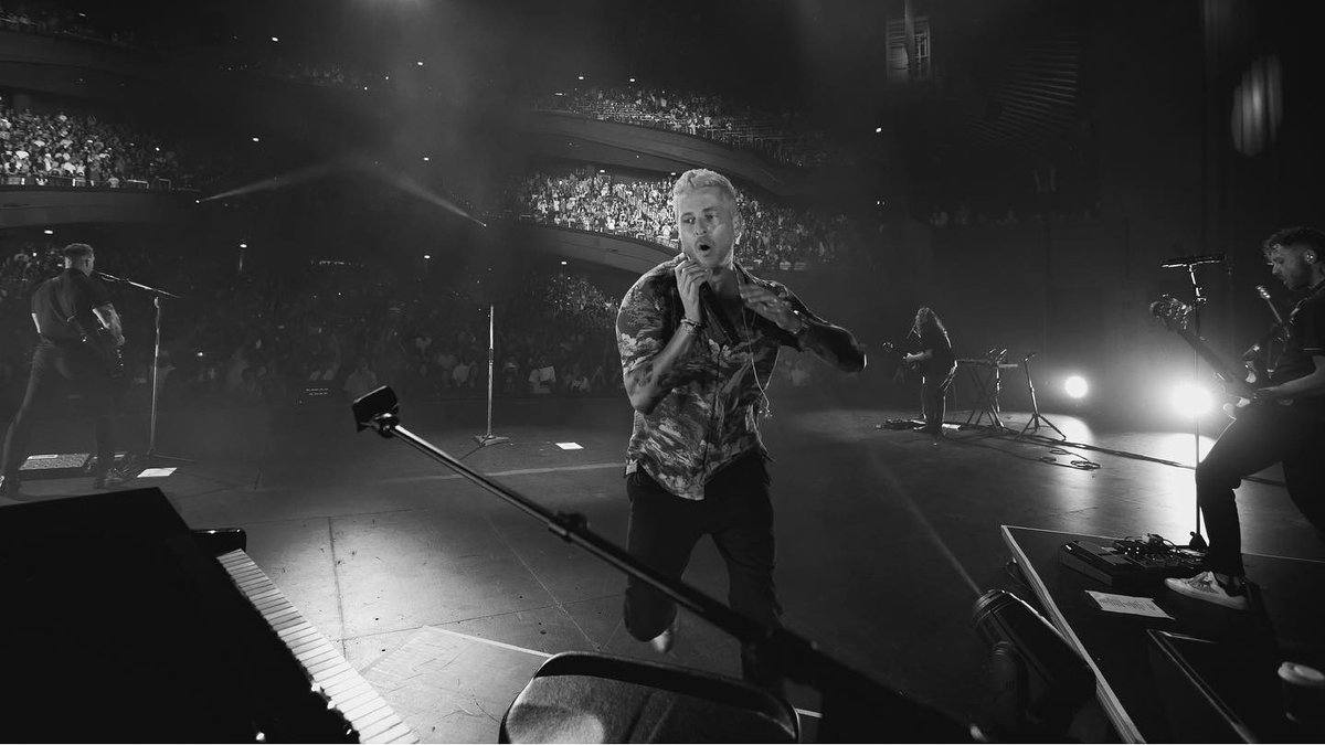 elines98's tweet image. Ryan is blond now. 😅 #ryantedder @onerepublic