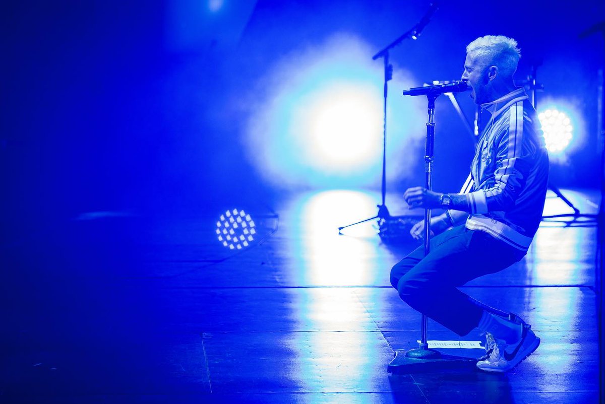 elines98's tweet image. Ryan is blond now. 😅 #ryantedder @onerepublic