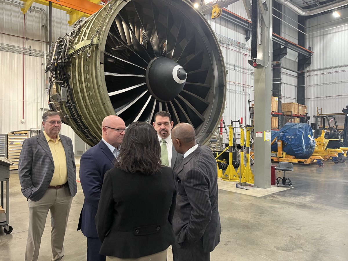 HoustonTX's tweet image. Proud to welcome @SecMartyWalsh to Houston today to celebrate the CALIBRATE apprenticeship training program with @United. CALIBRATE is a major investment in our young people that will give them the training they need to succeed at quality, well-paying jobs within our community.