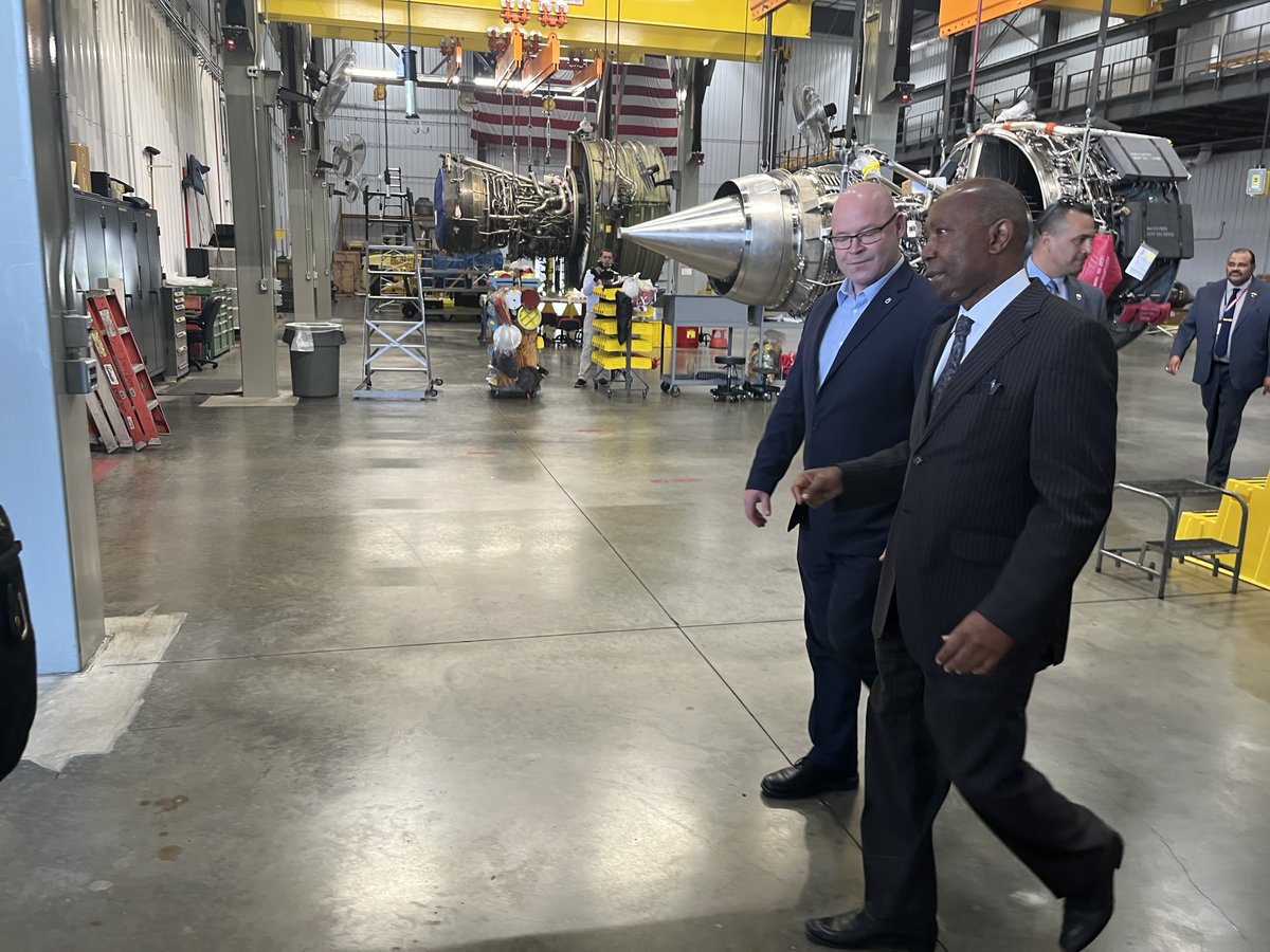 HoustonTX's tweet image. Proud to welcome @SecMartyWalsh to Houston today to celebrate the CALIBRATE apprenticeship training program with @United. CALIBRATE is a major investment in our young people that will give them the training they need to succeed at quality, well-paying jobs within our community.