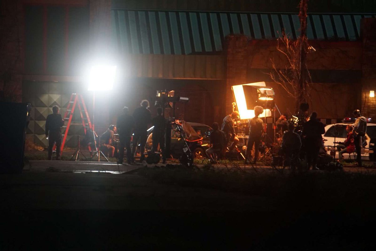 FNAFMovieUpdate's tweet photo. They’re filming at Freddy Fazbear’s Pizza Place at night

#FNAF #FNAFMovie #FiveNightsatFreddys https://t.co/aqH4aA6eJC