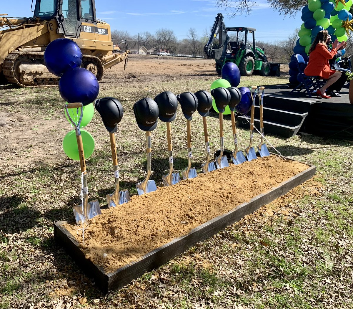 francine_ly's tweet image. A beautiful day to attend @dallasschools #Groundbreaking at Albert C. Black Elementary School! 

🚜👯‍♀️📚 #PublicEd #TeamFLy
