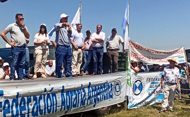 Agroverdad's tweet photo. Asamblea del campo💪🚜🇦🇷

El #28F dejó una “cosecha de reclamos” y un plazo de 10 días al Gobierno para dar respuestas

👉hubo presencia de dirigentes y productores de Córdoba

>> https://t.co/Lp9NbaGNkA https://t.co/msgnsyLd9N