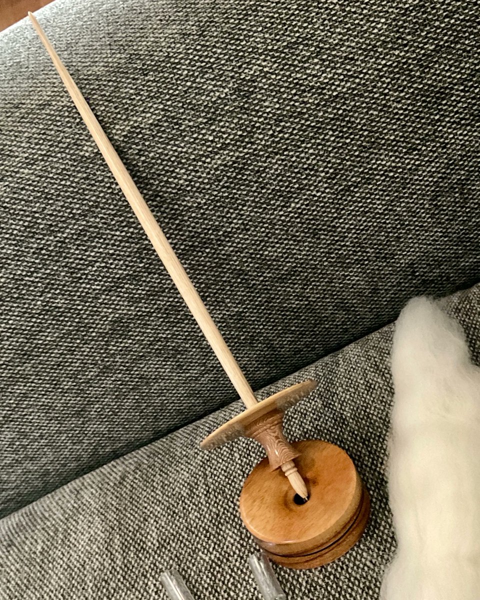 EzekiellPlays's tweet image. Behold my new gossamer support spindle & support bowl, made by local Australian artisan The Spindle Shop.
First time using a support spindle, so the yarn is a bit lumpy, but I can see me enjoying spinning supported.
#spinning #yarn #spindle #wool
