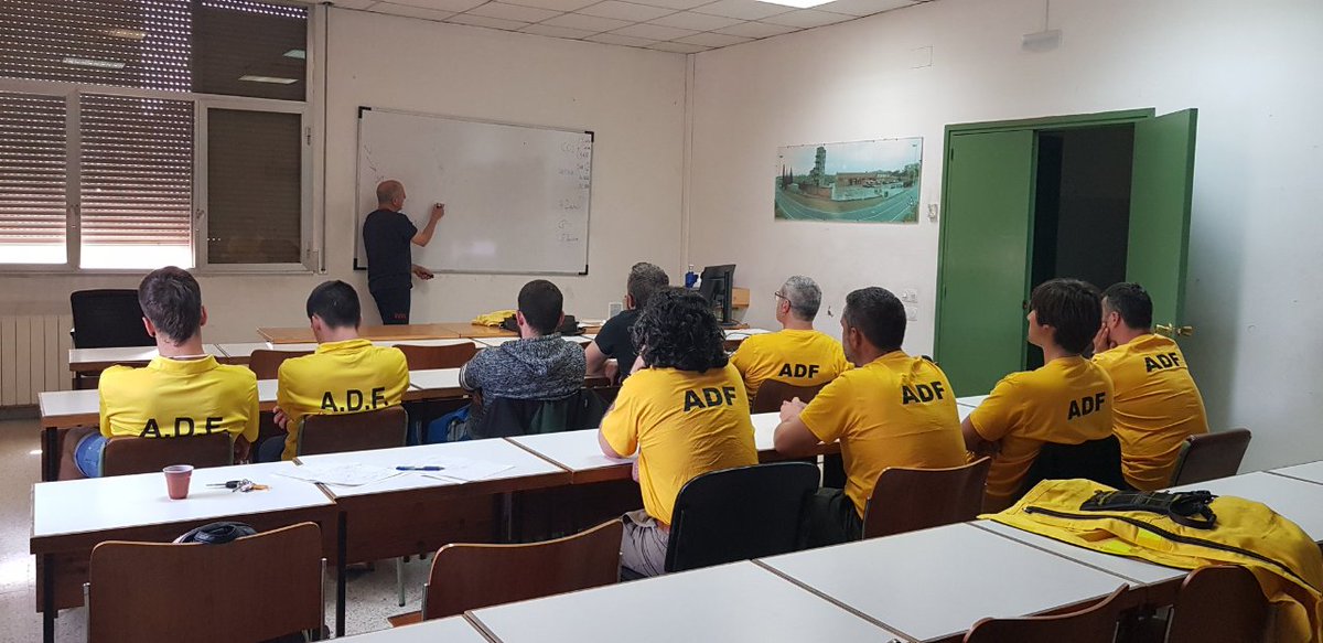sfadfcat's tweet photo. Quina formació tenen els voluntaris de les #adfcat?
Des del 2017 els grocs la realitzen de forma reglada a l’ISPC.

🟢 CARNET VERD
· Formació online
· Formació presencial impartida per Federacions o SFADF

🟡 CARNET GROC
· Formació reglada ISPC a l’escola de bombers

#FAQsADF https://t.co/MKswq43Sgh