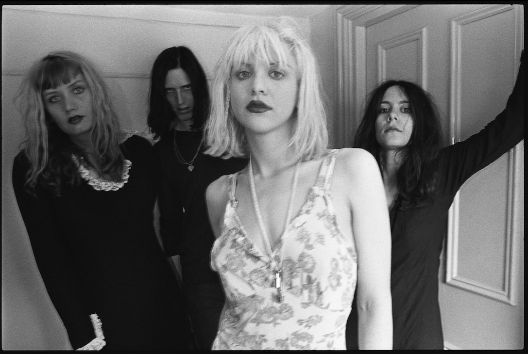 TimPaton8's tweet photo. @courtneylove and her band HOLE photographed by me on 10/8/1991. This was shot on the stairs outside the offices of Anton Brooks their PR. He also did the PR for Nirvana and many other great bands. I also photographed Hole playing at the astoria in london that evening. https://t.co/RmEP6QMqDo