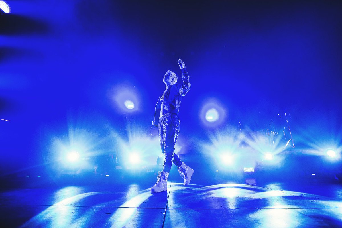 yasi's tweet photo. photos i shot of @halsey as a fan in 2015 ⏩️⏩️ photos i shot of halsey as her photographer in 2022 🥹 &amp; now i’m nominated for an award for my work on the tour 😭

RT to vote #Yasi for #FaveTourPhotographer at the #iHeartAwards

every RT counts as a vote!
my goal is 300 RTs💕 https://t.co/qzI7f4YzMr