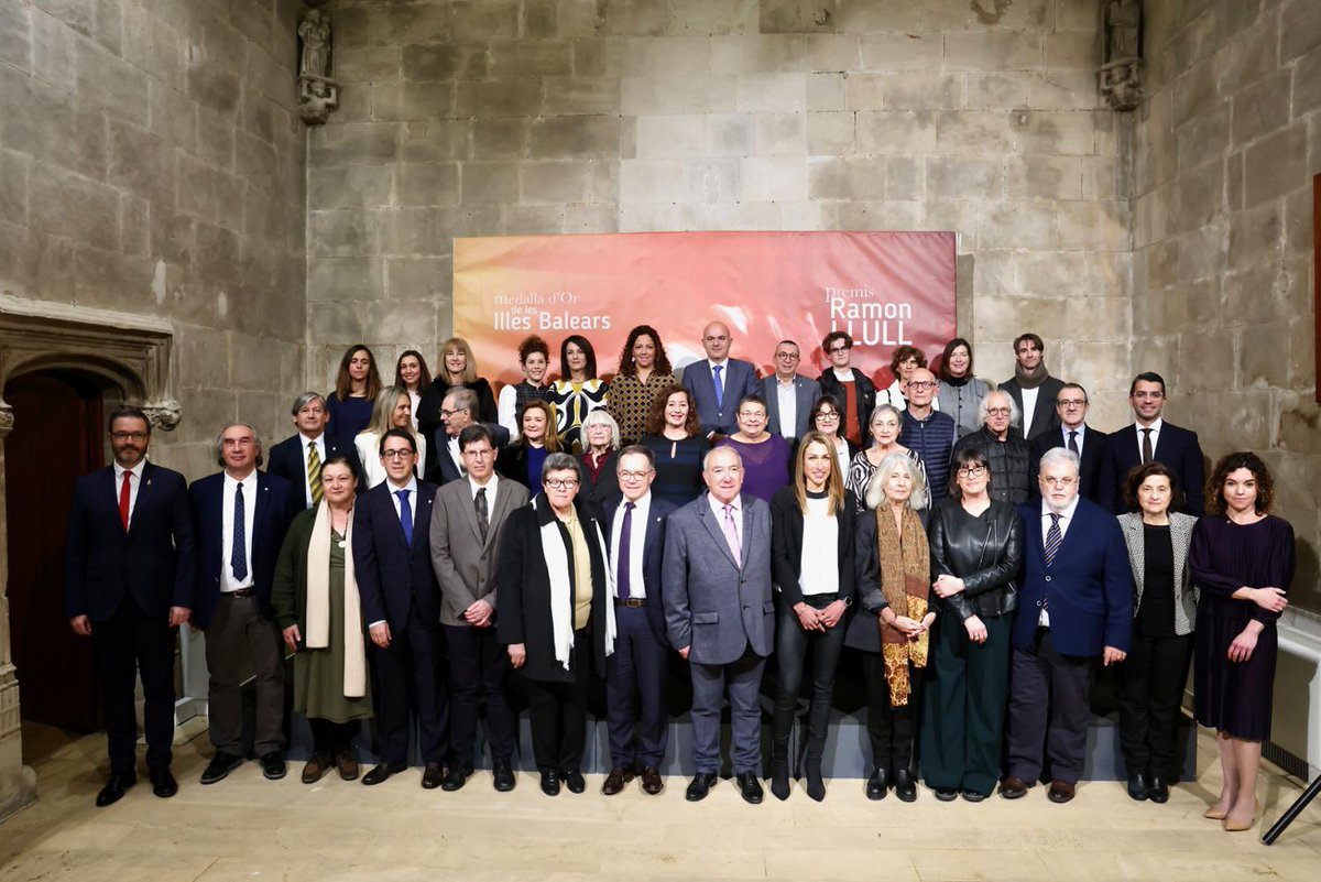 PresidenciaGOIB's tweet photo. La consellera @GarridoMercedes assisteix als #PremisRamonLlull i #MedallesOr de les #IllesBalears, que enguany celebra els #40anysEstatut.
Molts d’anys, #Balears! I l’enhorabona a tots els guardonats i guardonades 👏🏻 https://t.co/9ngjz5GRQ4