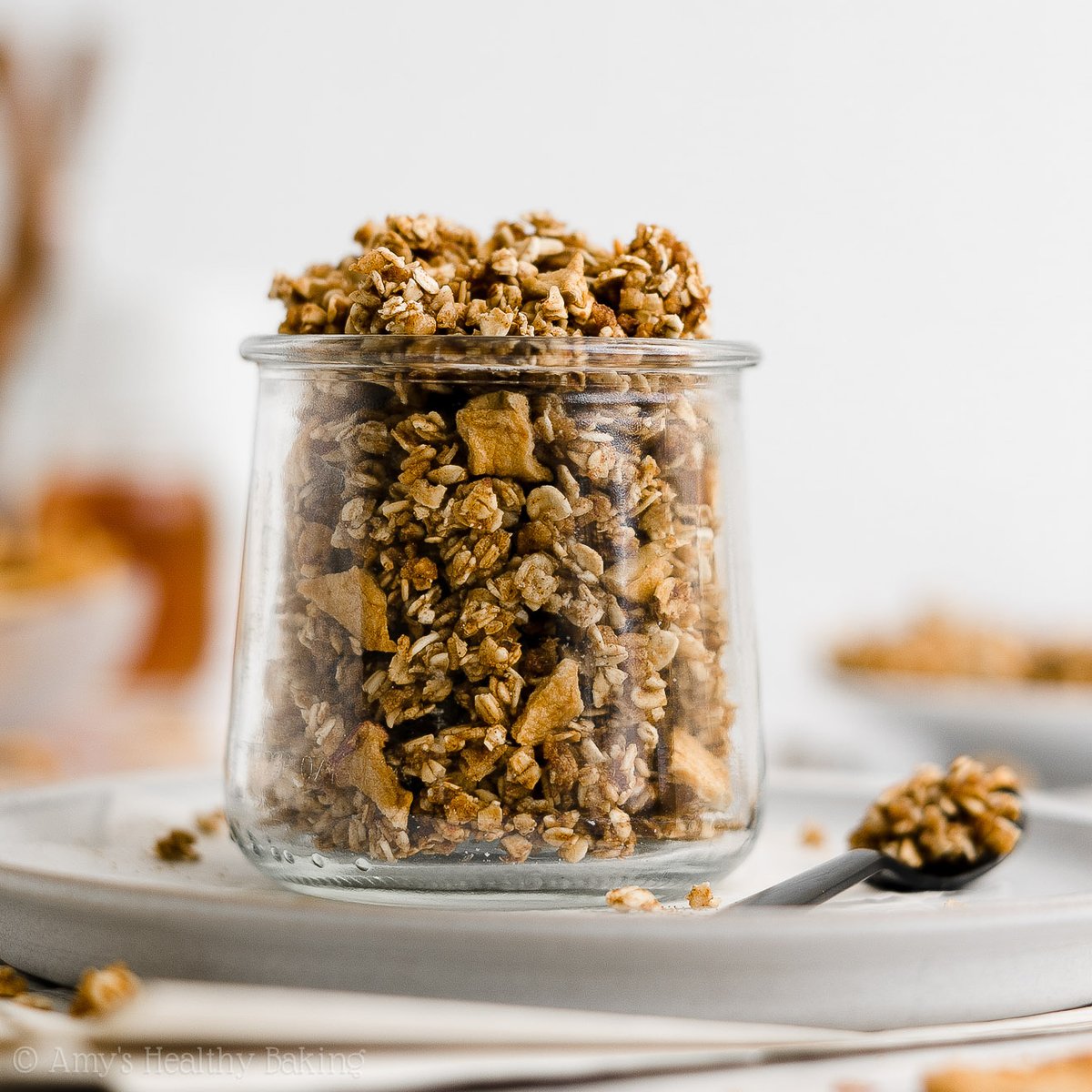 {NEW} #Healthy Apple Granola! 🍎 Sweet apples, cozy cinnamon, lots of big crunchy clusters… It’s granola perfection — and SO easy to make! Less than 10 min to get it in the oven! 🥳🙌🏻 #recipe: amyshealthybaking.com/blog/2023/02/2…
